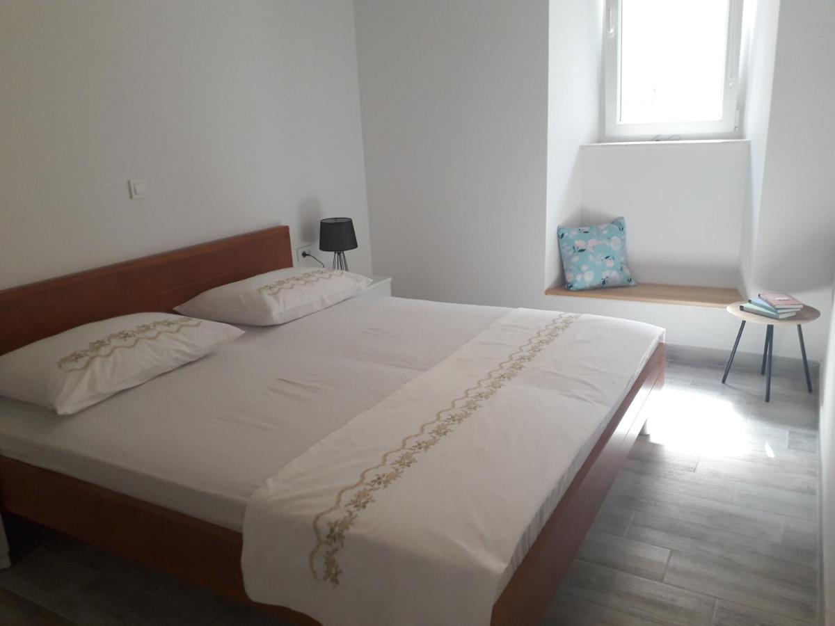 Apartment Bepi Komiza